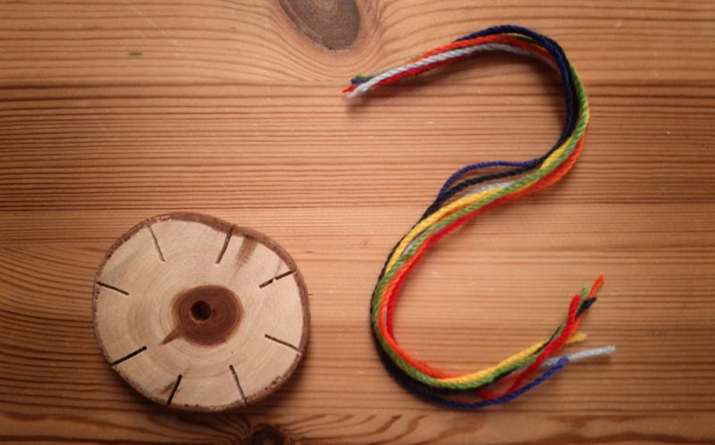 Mit einer Holzscheibe Armbänder flechten - DIY - ZENIDEEN