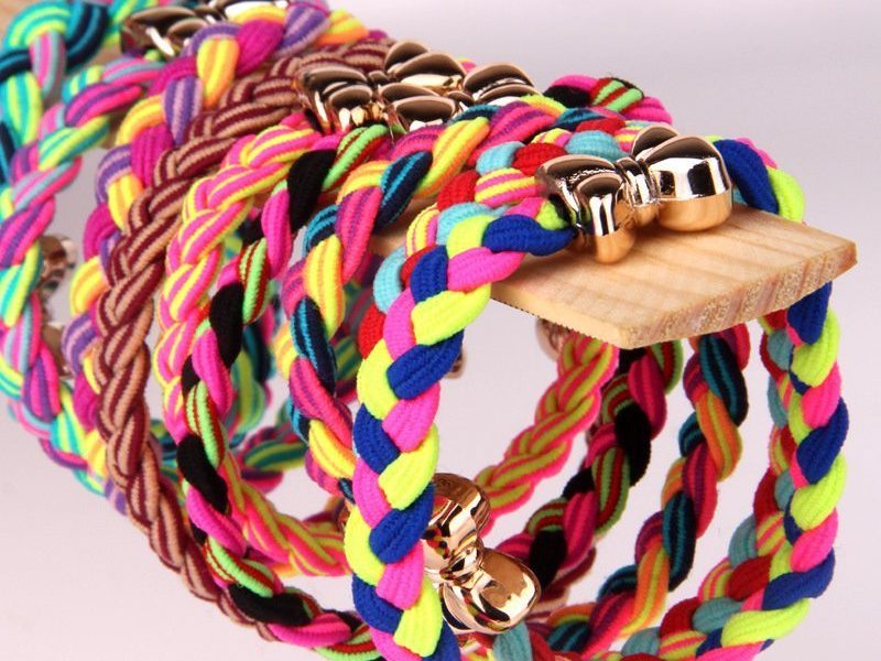 Mit einer Holzscheibe Armbänder flechten - DIY - ZENIDEEN