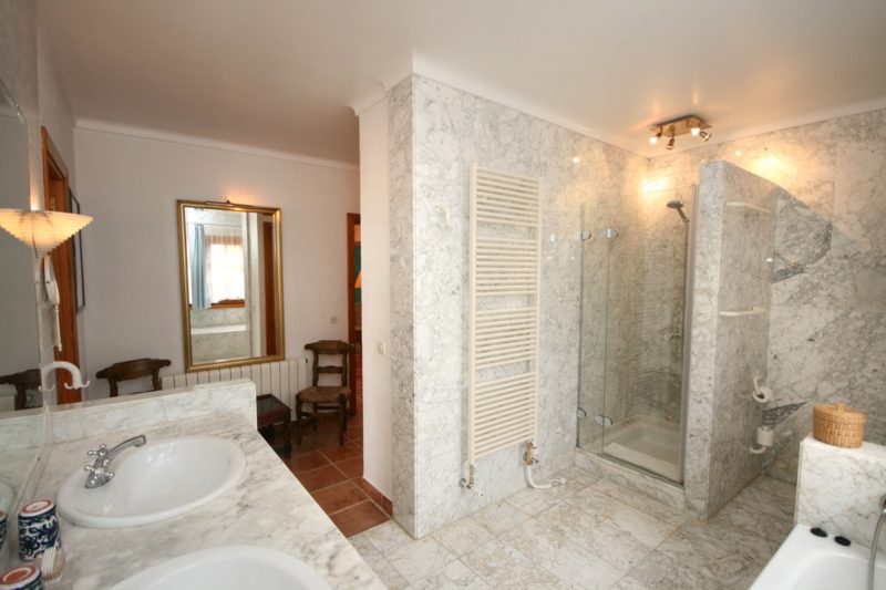 Gemauerte Dusche als Blickfang im Badezimmer: Vor- und ...