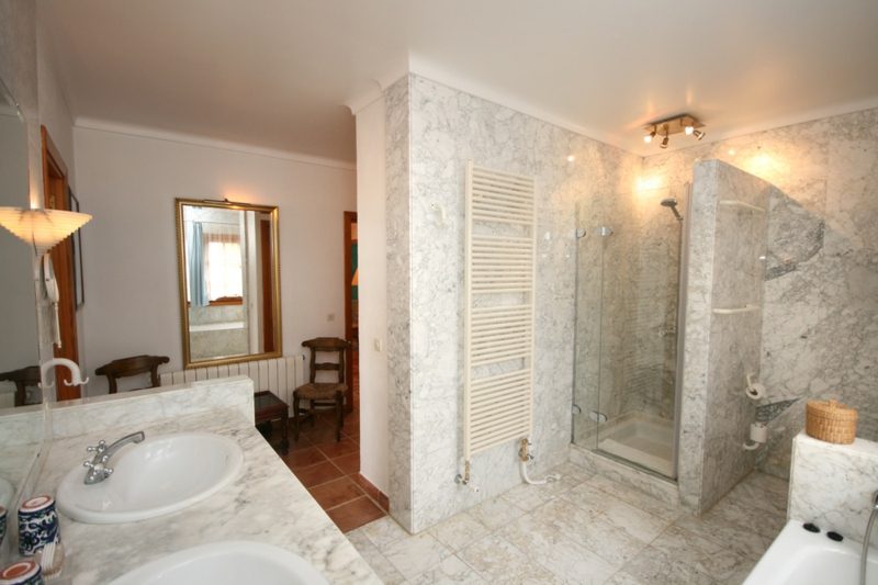 Gemauerte dusche als blickfang im badezimmer: vor und nachteile