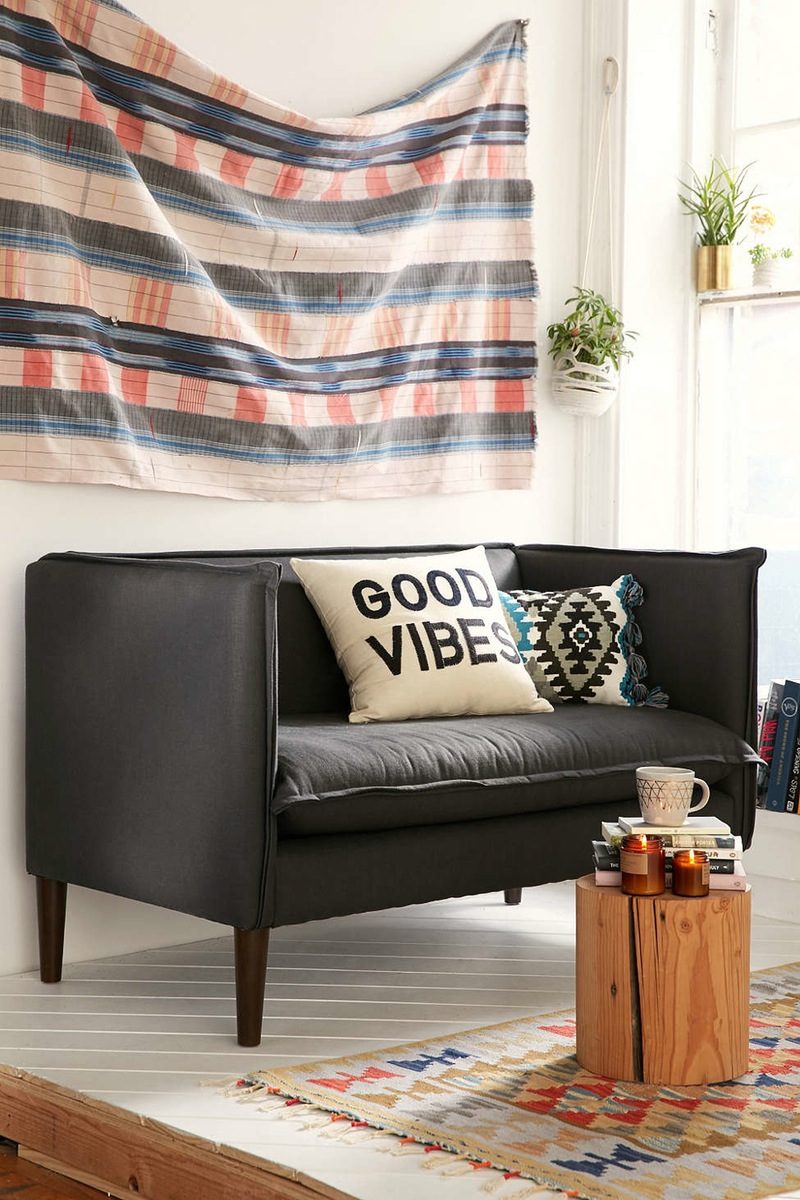 Kleines wohnzimmer einrichten 70 frische wohnideen ... Wohnzimmer mit dunklen möbeln einrichten