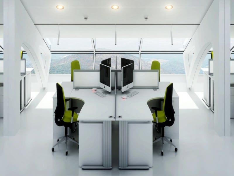 Raumgestaltung mit weißen Stühlen im office