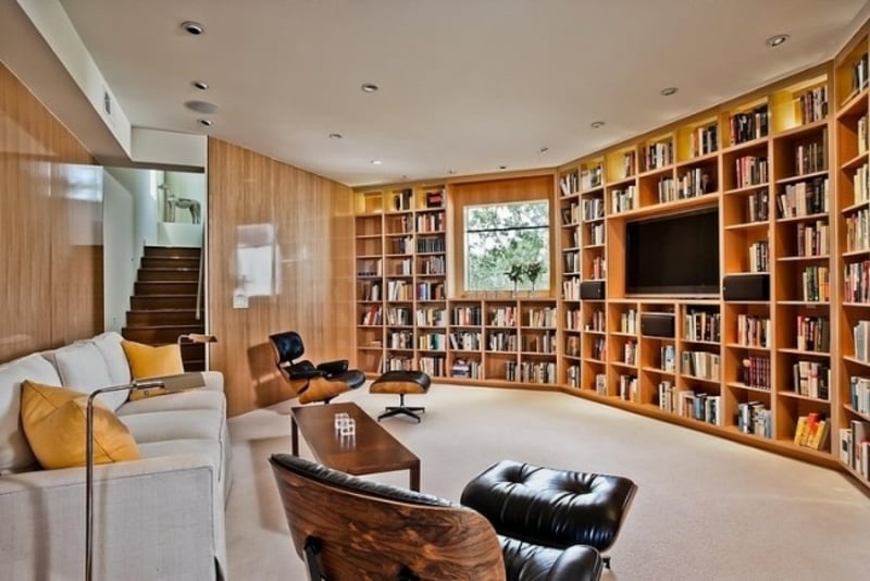 Wohnzimmer mit originellen Bücherregalen