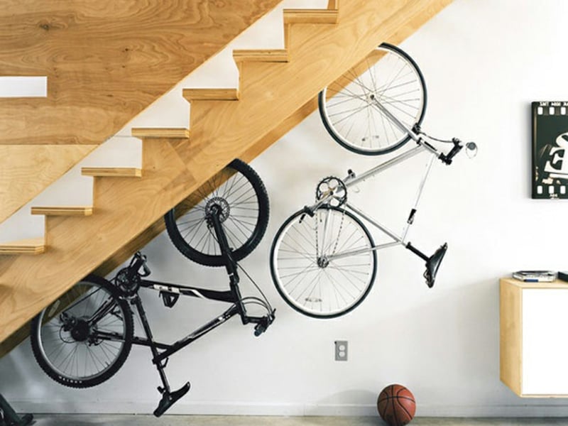genugplatz für den fahrrad unter der treppe