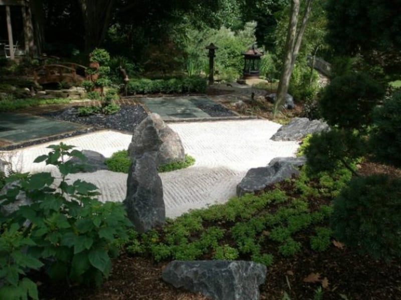 weiße und schwarze Steine im japanischen Garten
