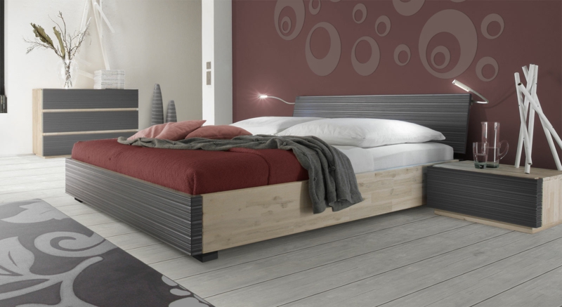 grosses Doppelbett aus Holz