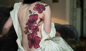 Blumen-Tattoos hibiscus-tattoo-on-back
