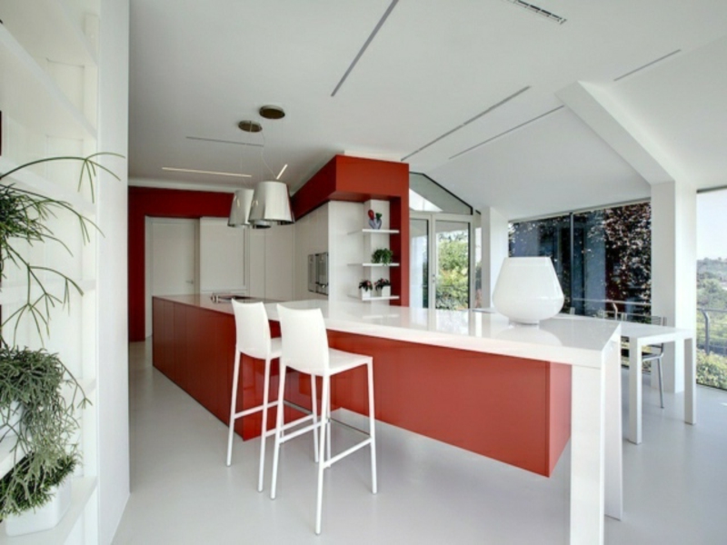 moderne kücheninsel in rot und weiß