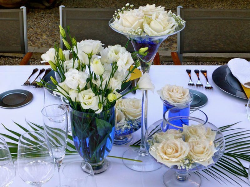 tischdekorationen mit rosen in glasvasen