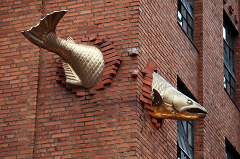 berühmte-kunstwerke-“Salmon” Skulptur – Polen