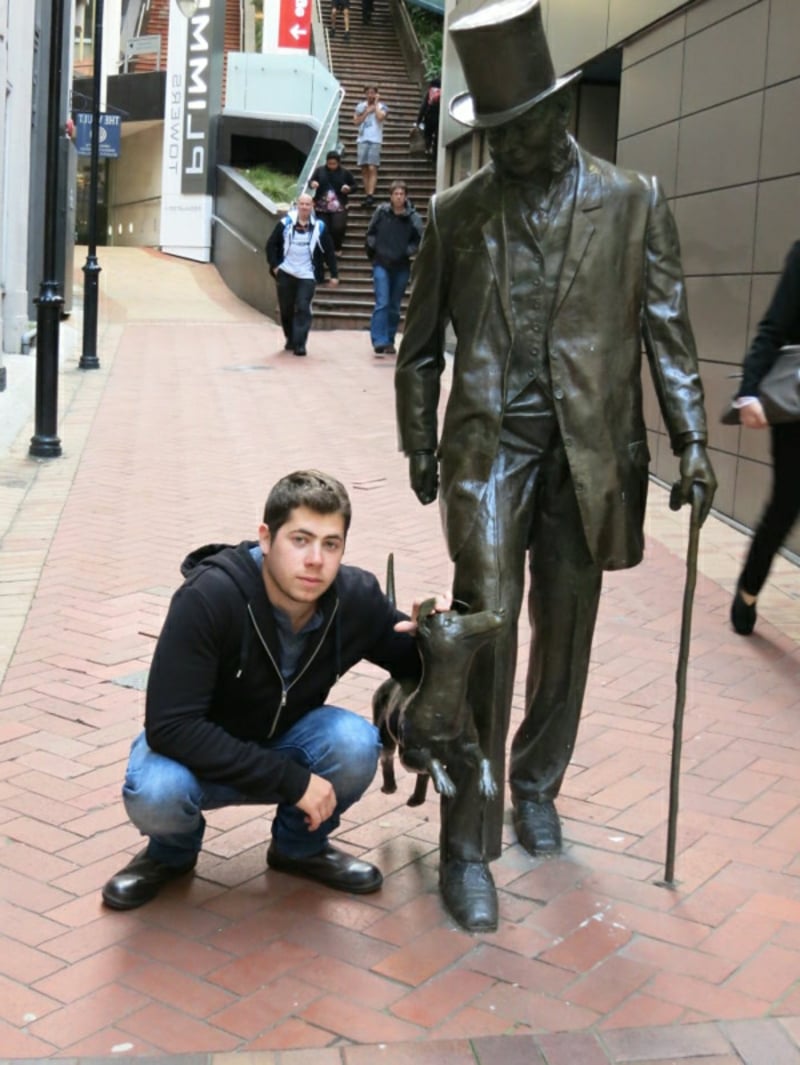 berühmte-kunstwerke-“The man § the dog” Skulptur von John Plimmer 