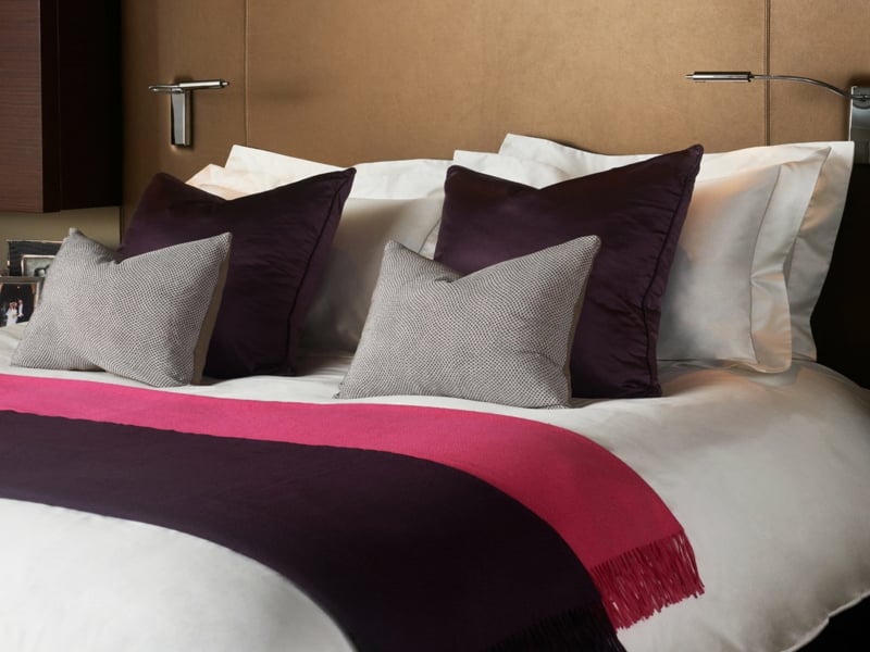 designer lila und rosa akzente auf der luxus bettwäsche