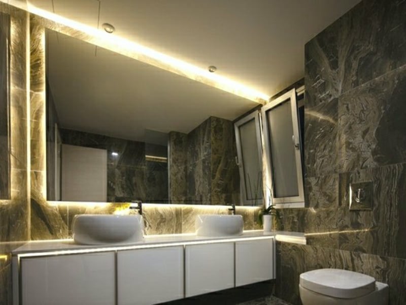 moderne badbeleuchtung im marmorbad