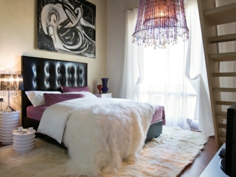 abstrakte malerei im luxus schlafzimmer