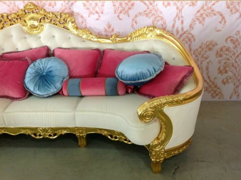 Sofa im Barock Stil mit bunten Kissen