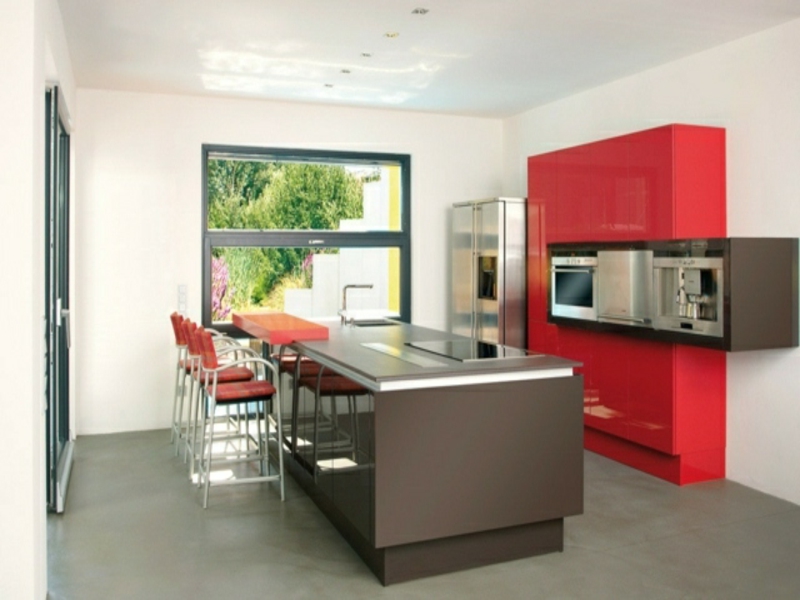 kücheninsel in grau und rote akzente