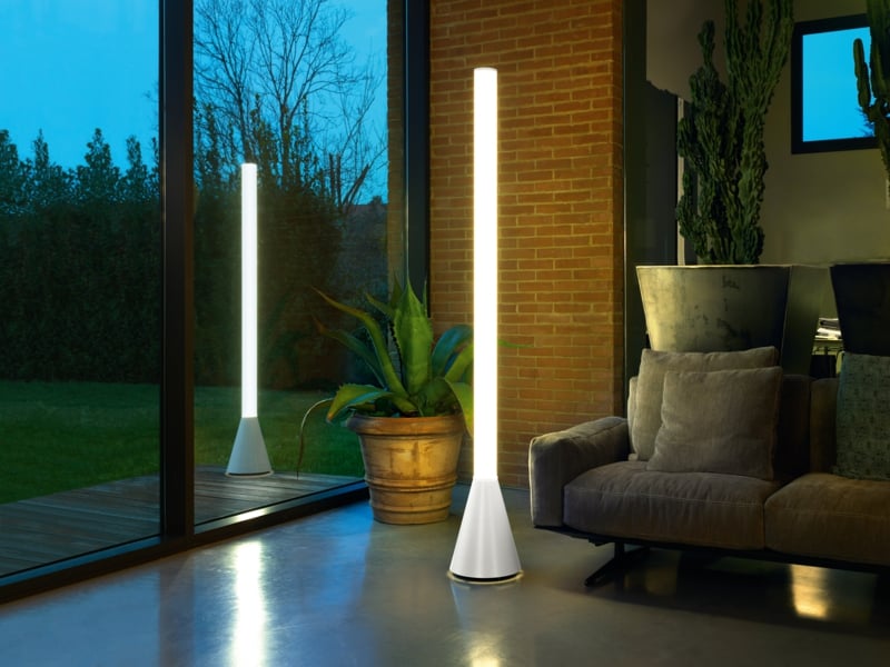 moderne stehlampe in den wohnzimmereinrichtungen