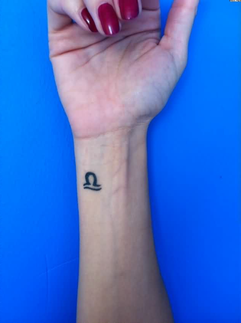 sternzeichen-tattoo-Girl-With-Small-Libra-Tattoo-On-Left-Wrist
