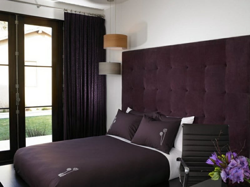 designer stivlvolles schlafzimmer mit lila fenstervorhängen