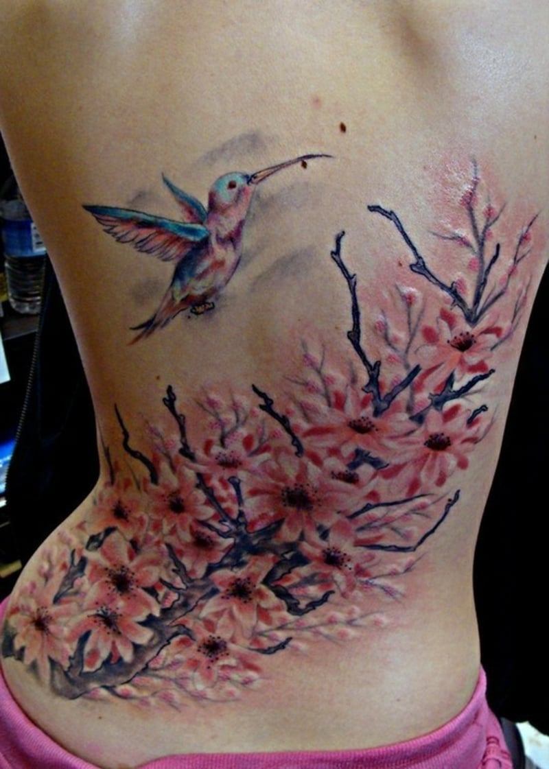 tattoo-kolibri-flowering_tree_and_a_hummingbird_tattoo_on_back