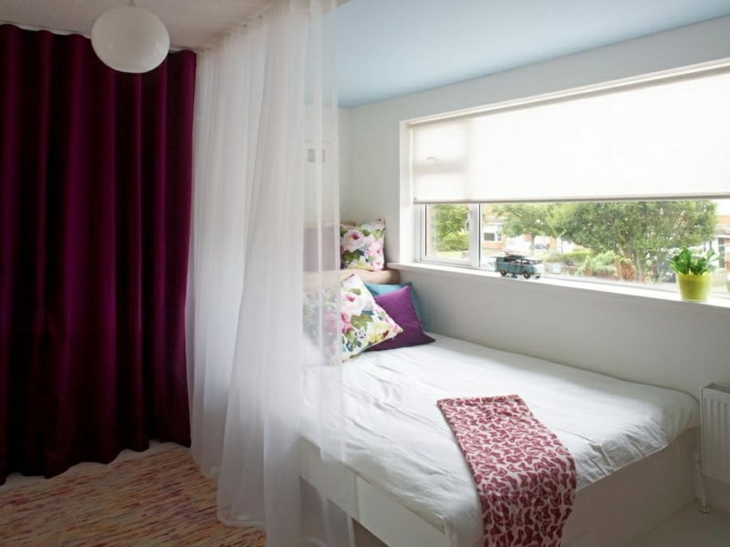 designer lila fenstervorhänge im teenage schlafzimmer