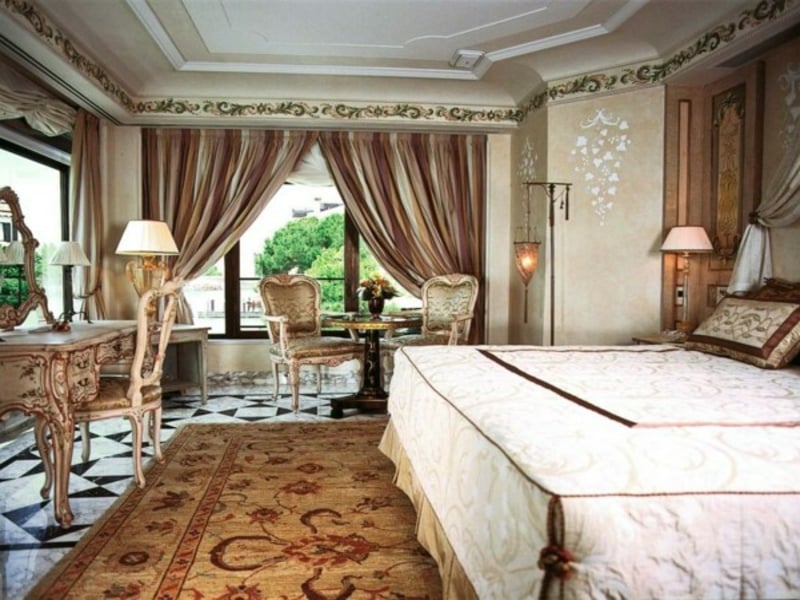 luxus schlafzimmer mit modernen viktorianischen möblen