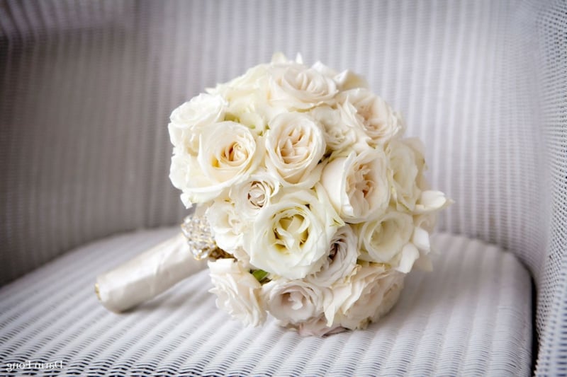Hochzeitsstrauβ klassisch weisse Rosen