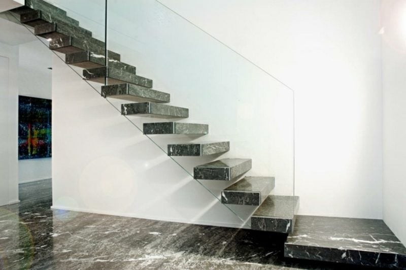 freitragende Treppe aus Granit