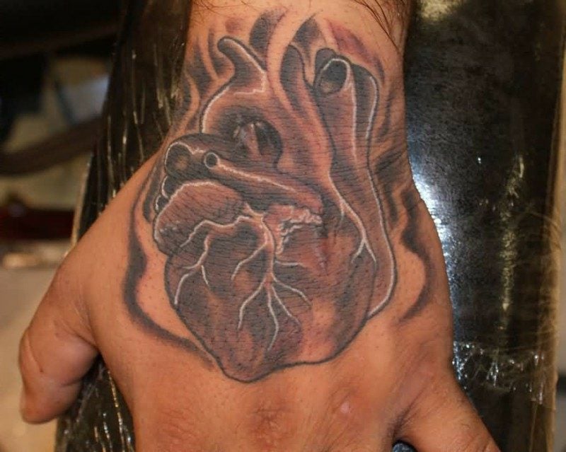 Herz Tattoo Full Hand