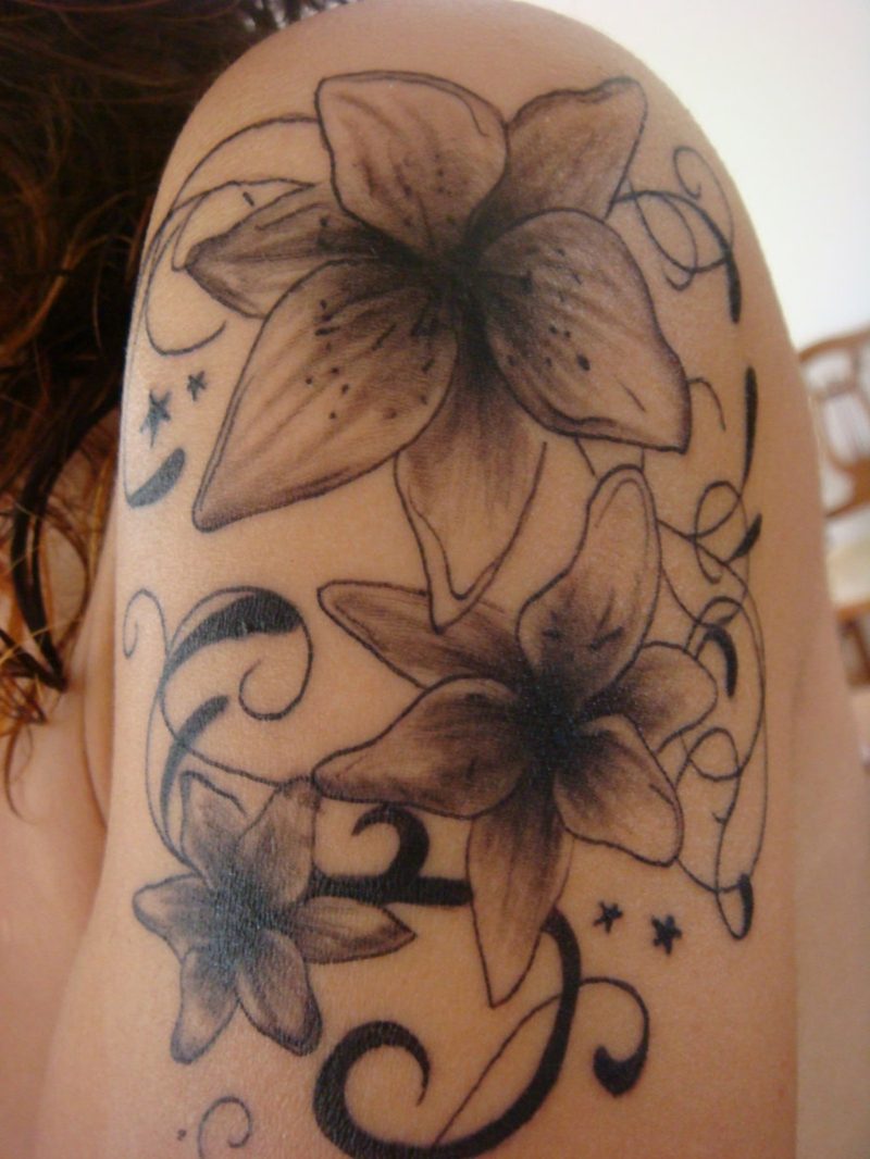 stilisierte Lilien originelle Tattoos