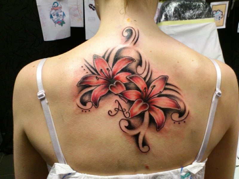 Lilien Tattoo Rücken kreative Designideen