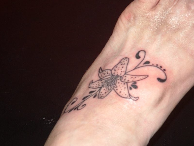 Lilien Tattoo am Fuss 