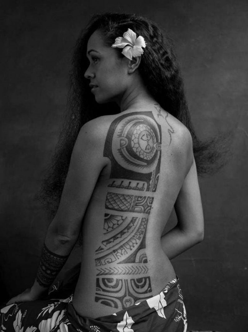Samoa Tattoo Rücken schwarz Frau sexy. 