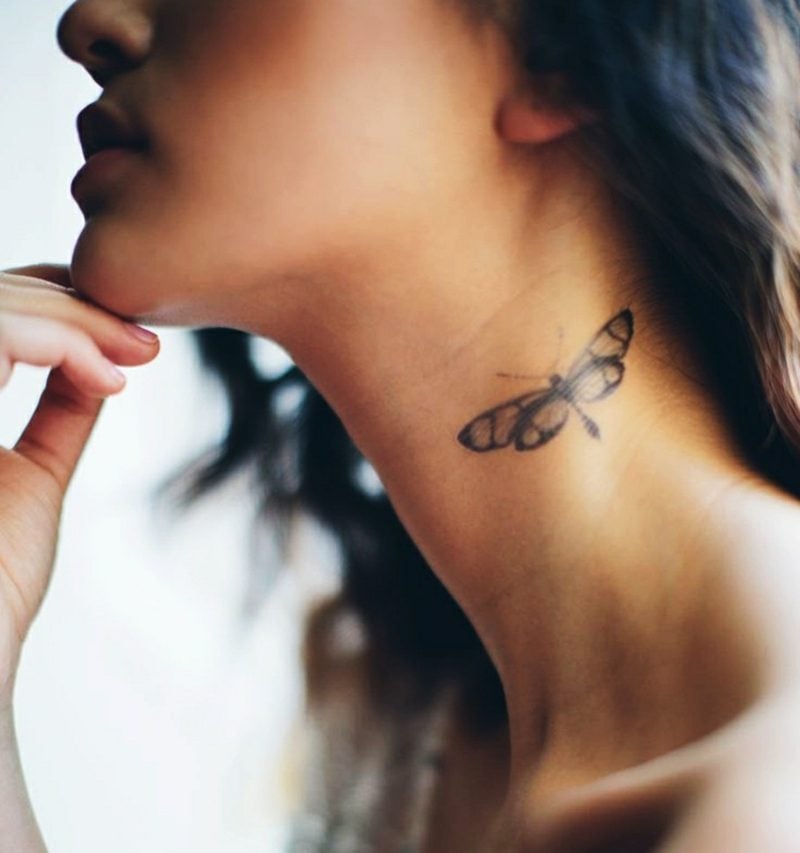 Tattoo Libelle neck