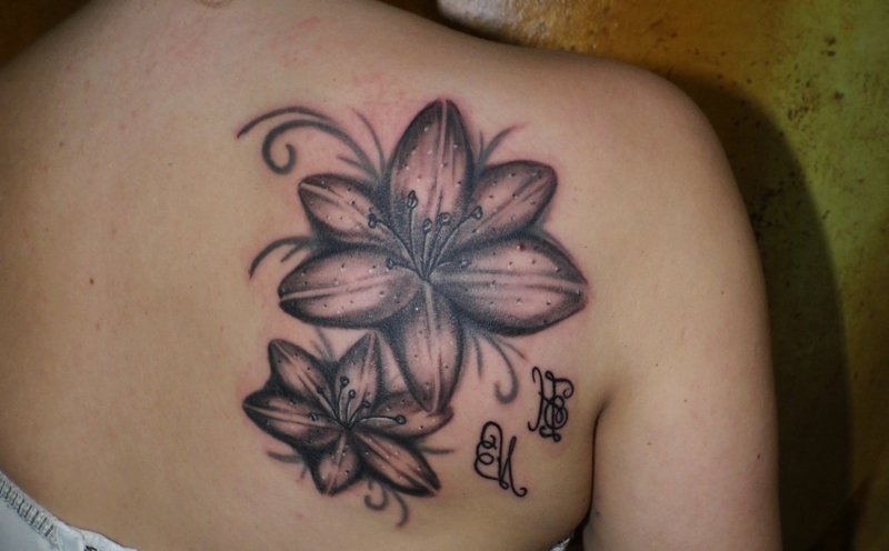 Lilien Tattoo 25 eindrucksvolle und inspirierende Ideen für Frauen
