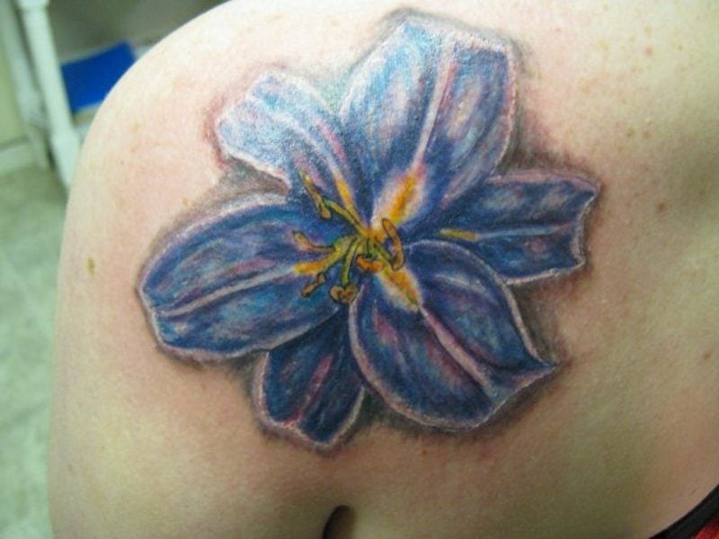 interessante Tattoos blaue Lilie