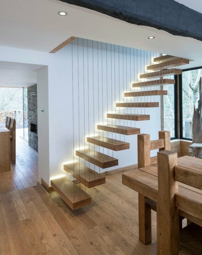 freitragende Treppe mit integrierter Beleuchtung