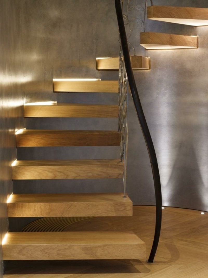 freihängende Treppe mit origineller Beleuchtung