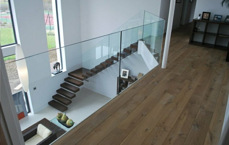 moderne freitragende Treppe Holz