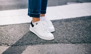Ideen für Frühlingsoutfit mit weißen Sneakers