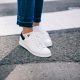 Ideen für Frühlingsoutfit mit weißen Sneakers