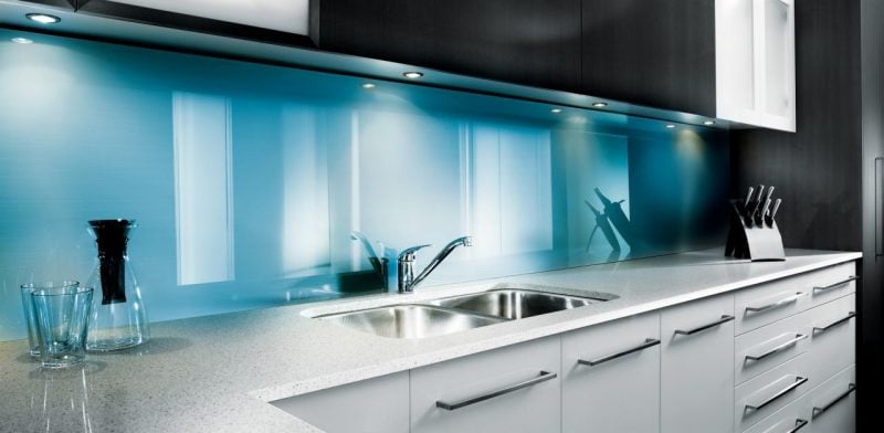 küche glasrückwand blau
