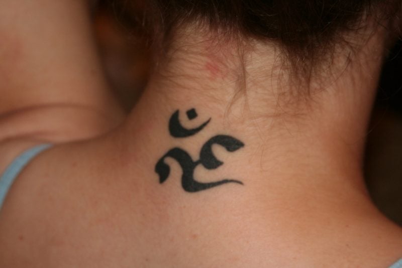 Symbol für Stärke Om Tattoo