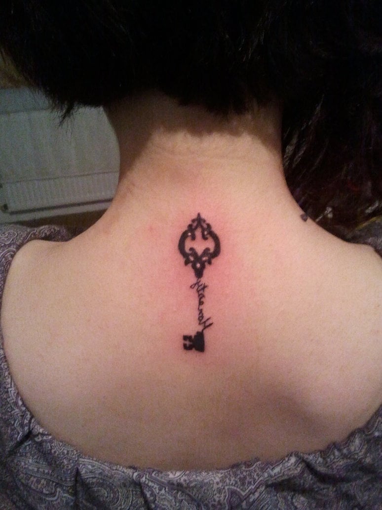 Tattoo Schlüssel Frauen Rücken 