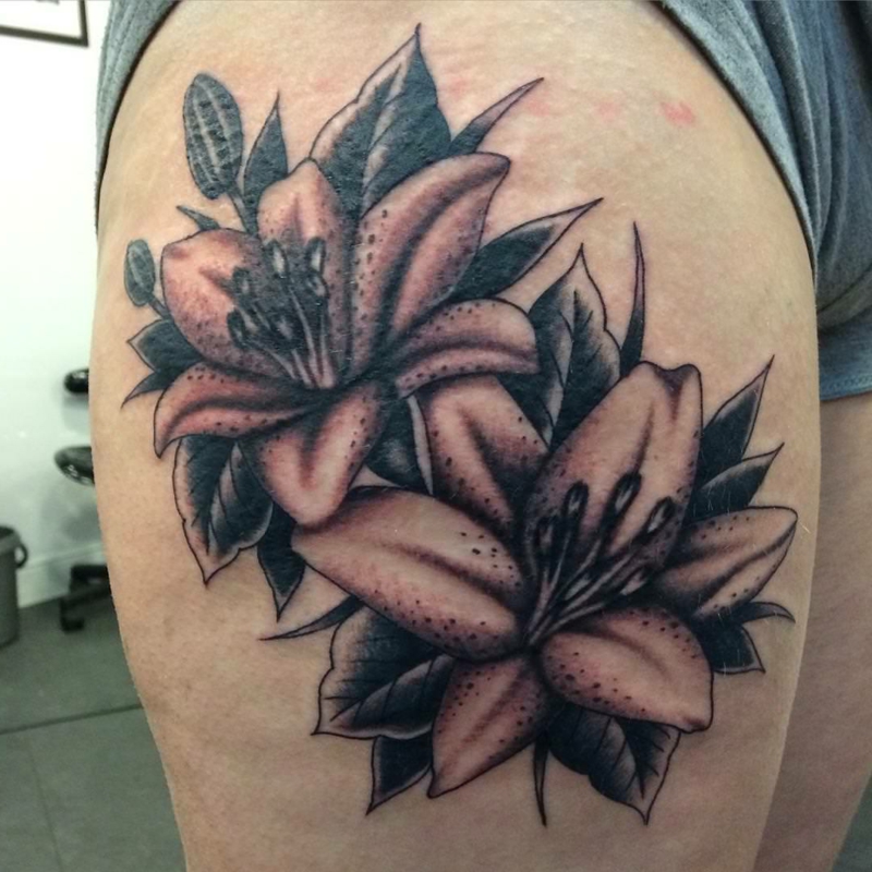 Lilien Tattoo 25 eindrucksvolle und inspirierende Ideen für Frauen