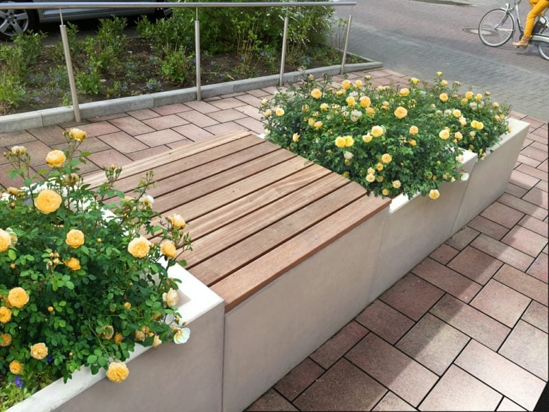 Blumenkübel aus Beton mit Sitzelement