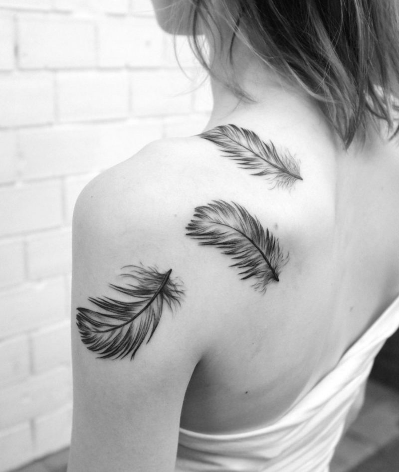 Tattoo mit Federn am Rücken