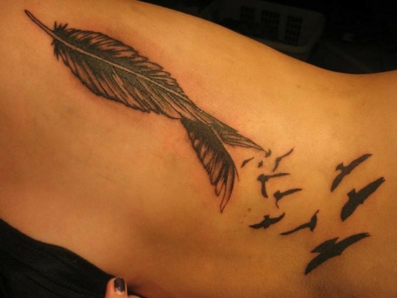 originelles Tattoo Feder und Vögel