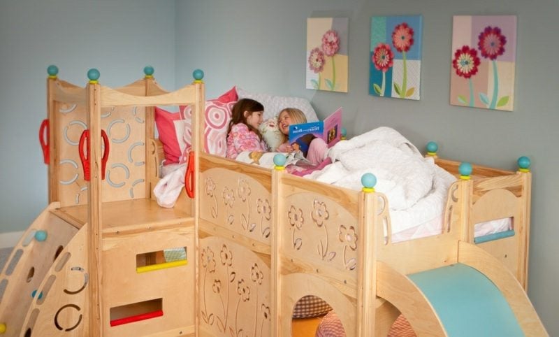 mitwachsendes Kinderbett aus Holz mit Rutsche