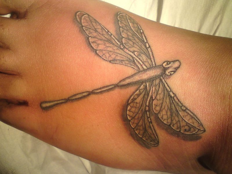 Tattoo am Fuss Libelle